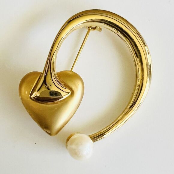 Vintage RARE Devil’s Tail Brooch Pearl Shiny and Brushed Gold Tone STUNNING 4038 - Picture 7 of 13